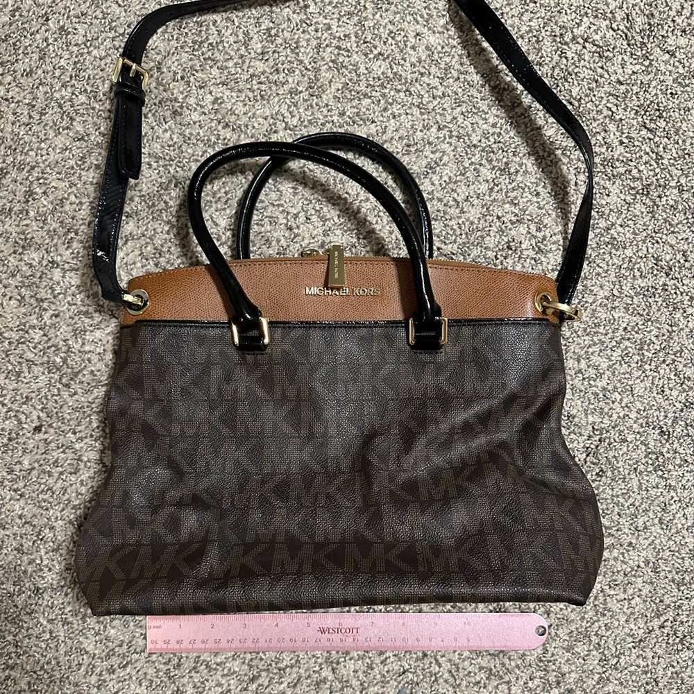 Michael Kors MK pattern top handle/shoulder purse. Great condition